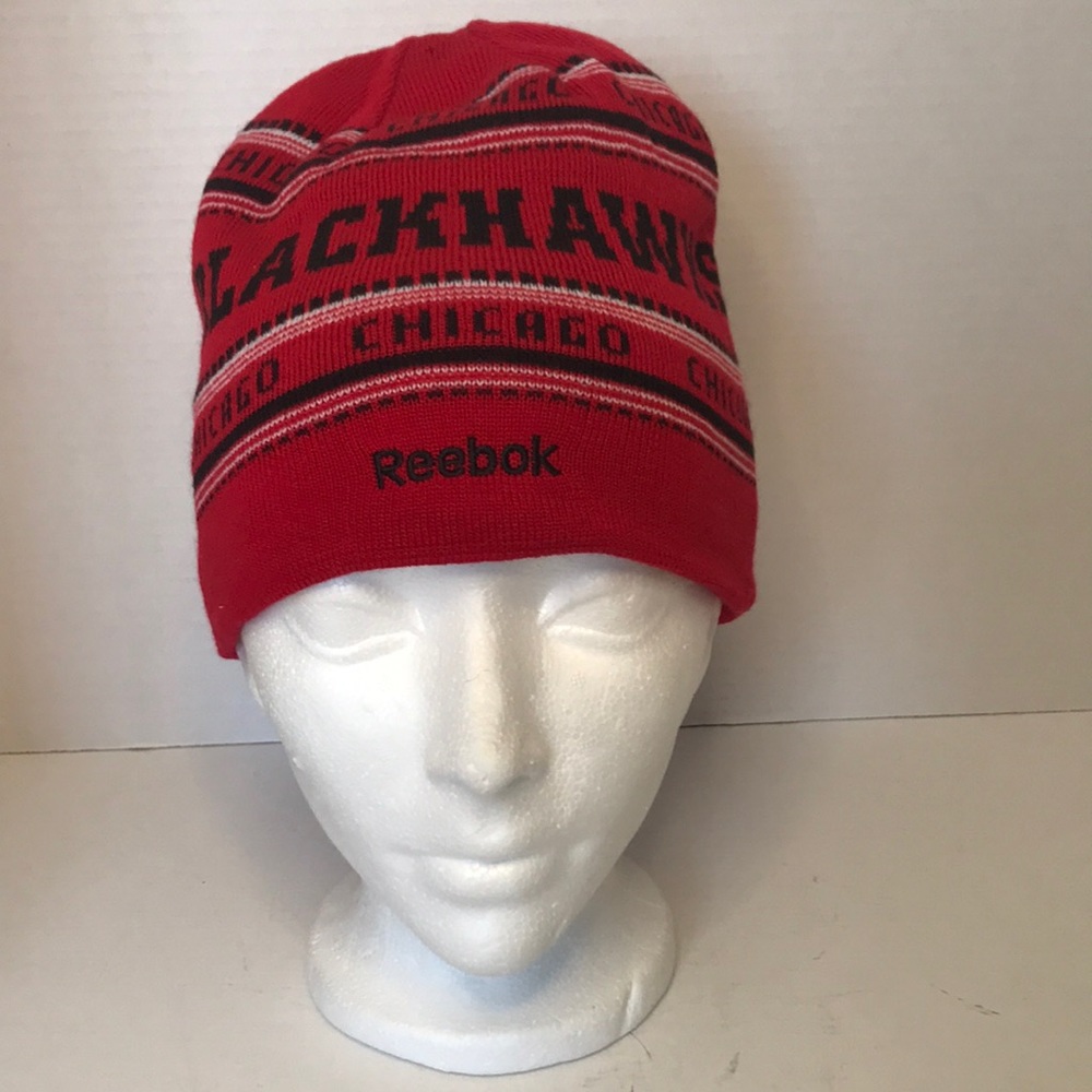 Reebok Reversible Chicago Blackhawks Knitted cap NWOT with bonus insulated bag